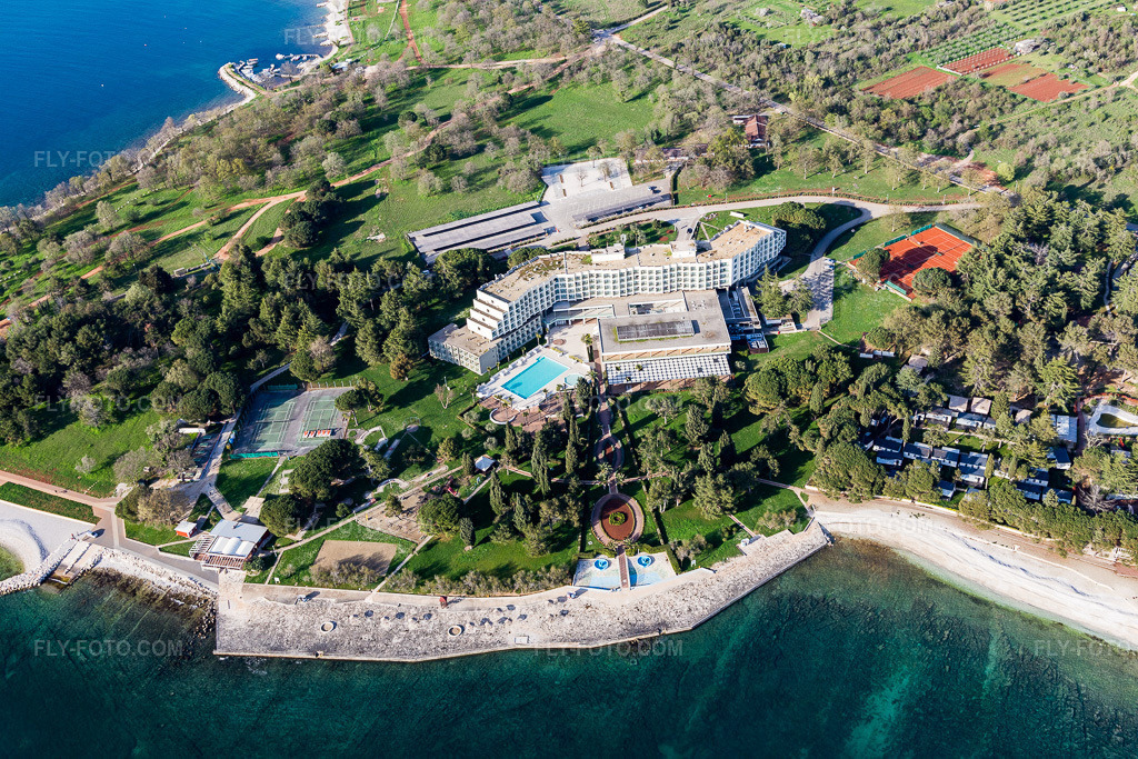 Aerial view: View of the town in the district Materada-Maj in Poreč in the state Gespanschaft Istrien, Croatia. – Photo: IMG_106063.jpg taken on 04/13/2018 by Werner Riehm/FLY-FOTO.com – Resolution of the original: 5472 x 3648 px