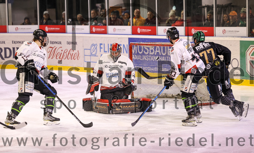 2024-03-08_062_TSV_Erding_gegen_EHC_Koenigsbrunn | Erding, Deutschland, 08.03.2024:
Eishockey, Bayernliga Playoffs 2023 / 2024, 1. Spieltag, TSV Erding gegen EHC Königsbrunn, Endergebnis: 3:0

Luca Szegedin (EHC Königsbrunn, #13), Torwart Stefan Vajs (EHC Königsbrunn, #32), Hayden Trupp (EHC Königsbrunn, #43), Philipp Michl (Erding Gladiators, #77)

Foto: Christian Riedel / fotografie-riedel.net