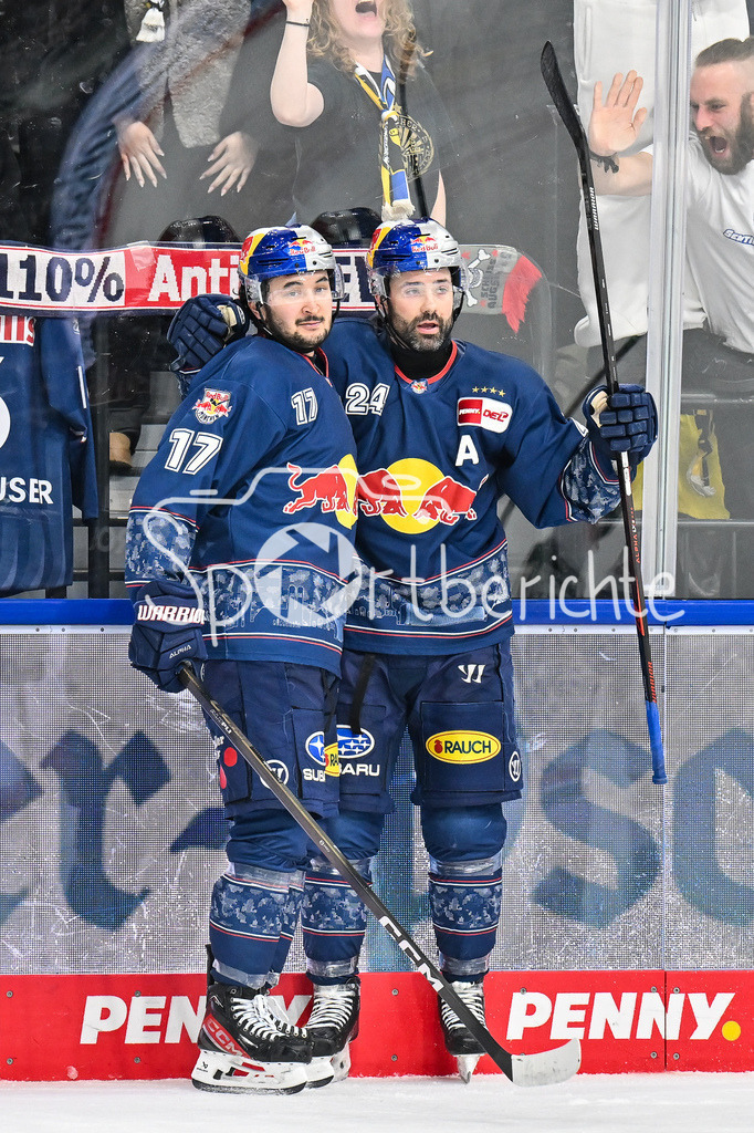 EHC RB München - Augsburger Panther | MUNICH, GERMANY - 30. DECEMBER:  Jubel der Hausherren nach dem 3-2 Siegtreffer in der Verlängerung durch Ryan MURPHY (RB München 24) / Tor / Torschuetze / Freude / Happy während dem Match zwischen dem EHC Red Bull München und den Augsburger Panthern am 34. Spieltag der Penny DEL im SAP Garden