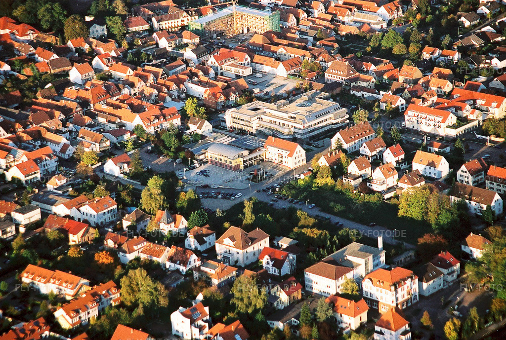Luftbild: Kandel Zentrum Beethovenstraße Verbandsgemeindeverwaltung Sparkass in Kandel im Bundesland Rheinland-Pfalz in Deutschland. Foto: NEG564401.jpg vom 18.10.2005 durch Werner Riehm/FLY-FOTO.de