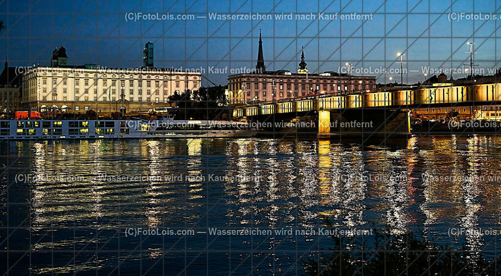 ALP8551_Linz_Donau | (C)FotoLois.com, Alois Spandl, Linz an der Donau am Abend, Fr 13. Oktober 2023.
