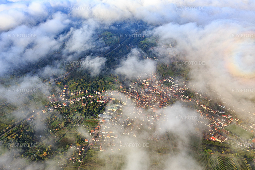 Luftbild: Ortsansicht unter Wolken von Norden in Albersweiler im Bundesland Rheinland-Pfalz in Deutschland. Foto: IMG_103761.jpg vom 01.10.2017 durch Werner Riehm/FLY-FOTO.de