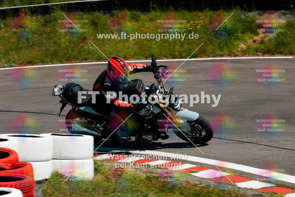 Moto-TeamOBK-22081 | Hier findet Ihr Bilder von Touristenfahrten auf der Nürburgring Nordschleife oder von anderen Veranstaltungen die ich besucht habe. Viel Spass beim Durch Schauen 