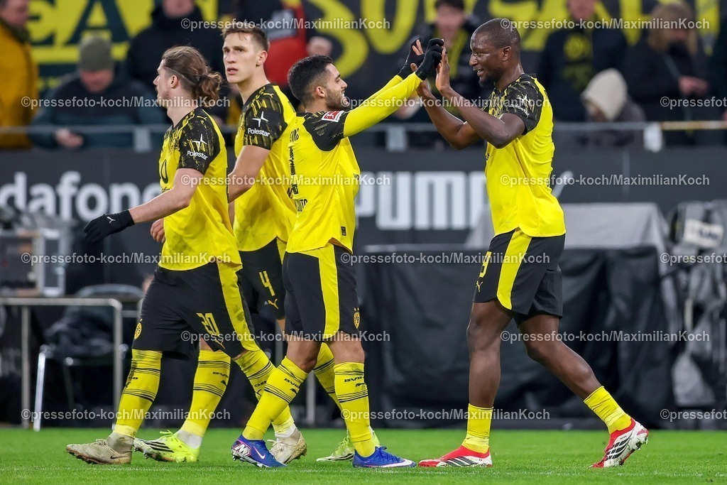 BVB13012601089 | 13.01.2026, Fußball, Borussia Dortmund - SV Werder Bremen,, 1. Fußball Bundesliga, 17. Spieltag, Signal Iduna Park, Saison 2025 2026: Torjubel nach dem Tor zum 3:0 durch Torschütze Serhou Guirassy (BVB #09)  zusammen mit Yan Couto (BVB #02)   DFB regulations prohibit any use of photographs as image sequences and or quasi-video.