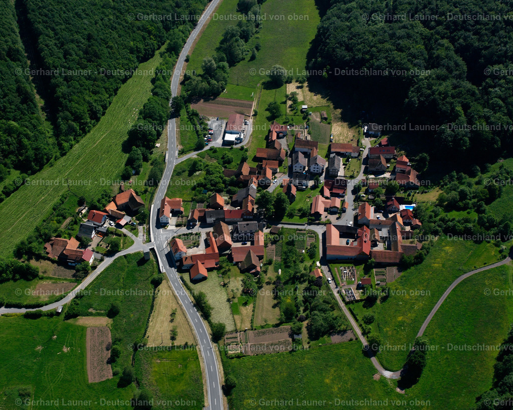 2634070 | VATTERODE 09.06.2006 Landwirtschaftliche Nutzflächen und Feldgrenzen  umsäumen das Siedlungsgebiet des Dorfes in Vatterode im Bundesland Thüringen, Deutschland // Agricultural land and field boundaries surround the settlement area of the village  in Vatterode in the state Thuringia, Germany Foto: Gerhard Launer