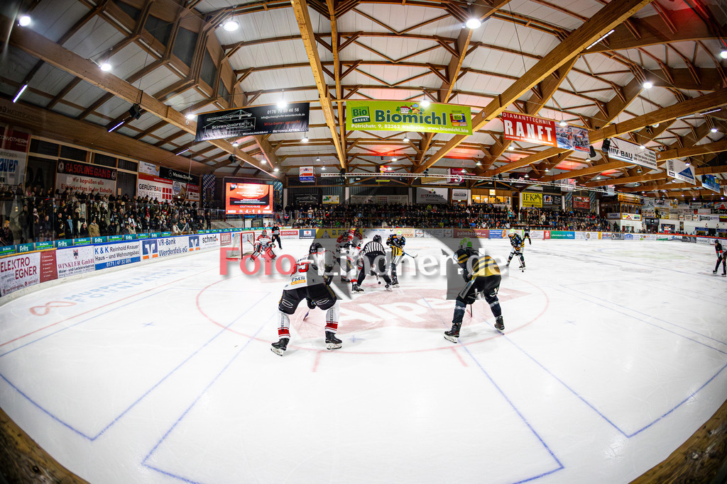Peißenberg MINERS gegen EHC Königsbrunn LÖWEN | Eishockey Bayernliga 2025/26 Viertelfinale Spiel 2, Peißenberg MINERS gegen EHC Königsbrunn LÖWEN, 20260208,Bully, volle Halle,2026-02-08 in Peißenberg (flatbuy Arena Peißenberg), Copyright: WolfgangxLindner www.foto-lindner.de