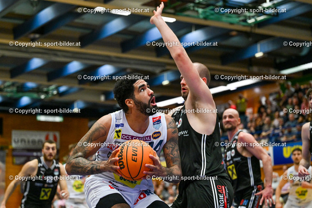 AUT, BSL, Basketball Gmunden Swans vs Flyers Wels | 10.03.2024, Raiffeisen Sportpark Gmunden, AUT, BSL, Gmunden Swans vs Flyers Wels, im Bild Trey Alex Moses (Swans) vs Renato Poljak (Flyers)


// BSL, Basketball Super League Match between Gmunden Swans and Flyers Wels in Gmunden, Austria on 2024/03/10