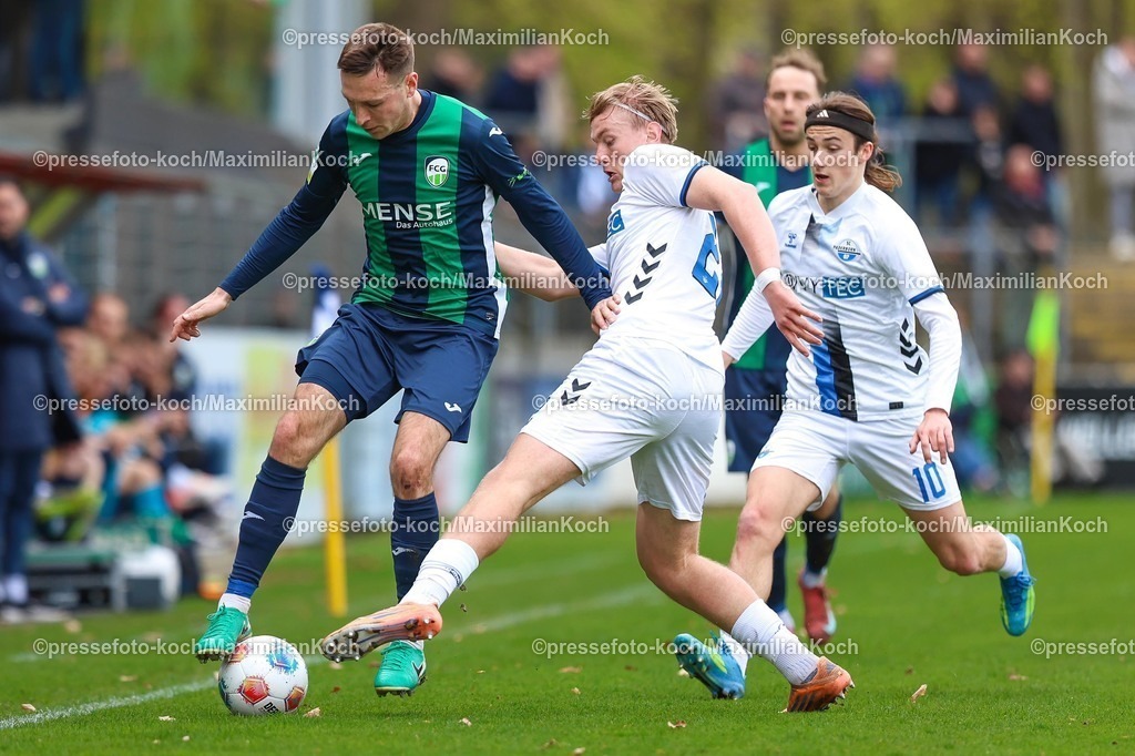 xKWIx12042601038 | 2026.04.12, xkwix, Fußball, Regionalliga West, FC Gütersloh -  SC Paderborn 07 II, Heidewaldstadion (Ohlendorf Stadion im Heidewald), 29.Spieltag, Saison 2025 / 2026: Fynn Arkenberg (FC Gütersloh #33) beim Zweikampf gegen Niklas Mohr (SC Paderborn II #24) DFB regulations prohibit any use of photographs as image sequences and or quasi-video. Photo: xKamilxWilkowskixPressefotoKochx
