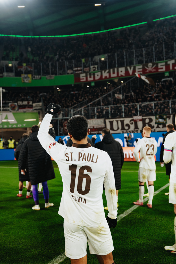 FCS06550 | Der offizielle Shop für FC St. Pauli Fotos. Wähle aus Spielszenen & Fanmomenten dein FCSP Wunschformat. Wir liefern Millerntor-Atmosphäre.