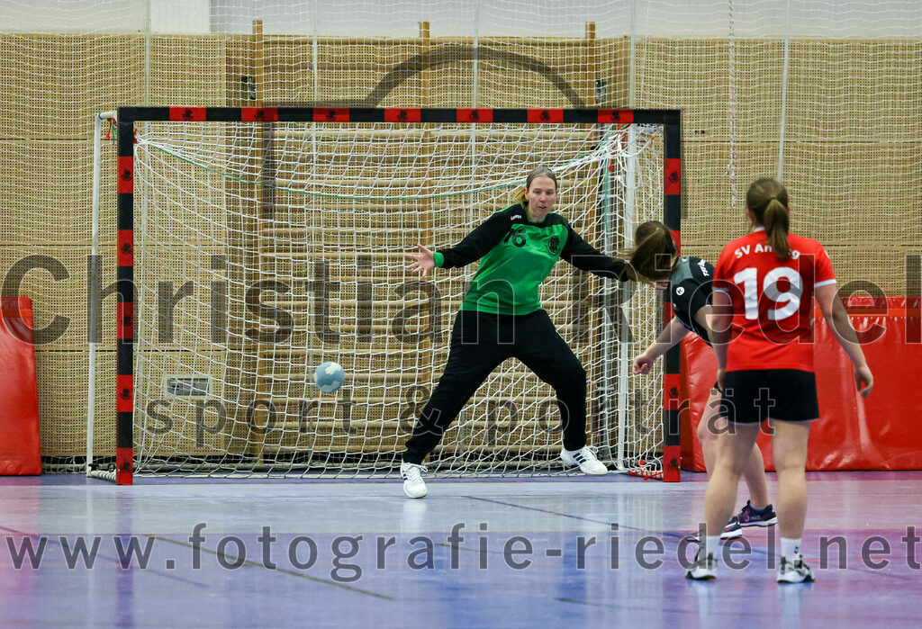 2022-12-04_041_SV_Anzing_gegen_TSV_Uebersee | Anzing, Deutschland, 04.12.2022:
Handball, Bezirksliga 2022 / 2023, 8. Spieltag, SV Anzing gegen TSV Übersee, Endergebnis: 29:24

Anna Höllmüller (TSV Übersee, #3), Sarah Reither (SV Anzing, #19)

Foto: Christian Riedel / fotografie-riedel.net