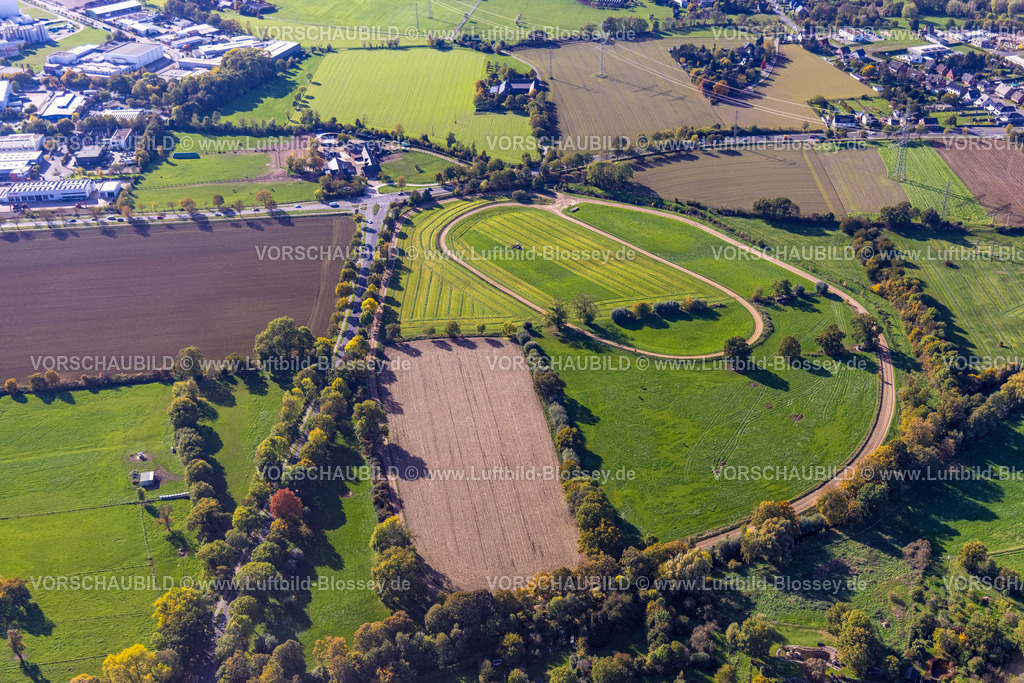 Moers221003839 | Luftbild, Wanderweg am Moersbach, Feld und Wiiesenarbeit mit Traktor, Rheinkamp-Utfort, Moers, Ruhrgebiet, Nordrhein-Westfalen, Deutschland