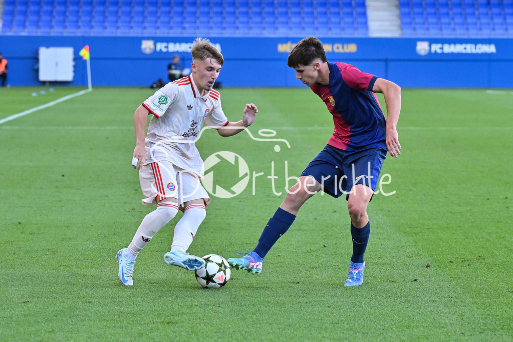 FC Barcelona U19 - FC Bayern München U19 | im duell Lennart KARL (FCB #7) und Jofre TORRENTS (FC Barcelona U19 #5) / zweikampf / UEFA Youth League: FC Barcelona U19 - FC Bayern München U19, Estadi Johan Cruyff am am 23.10.2024