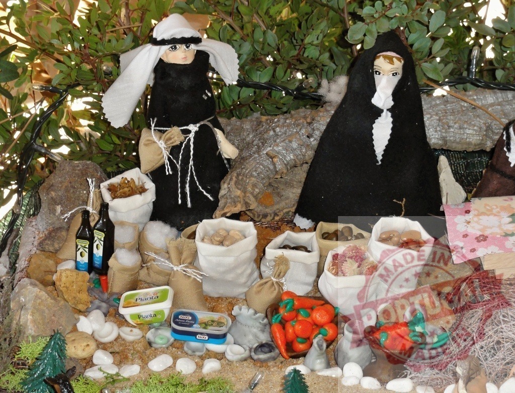 Arab women selling spices and food at christmas market | Miniature arab women figures selling food and spices at a christmas market nativity scene - Realized with Pictrs.com