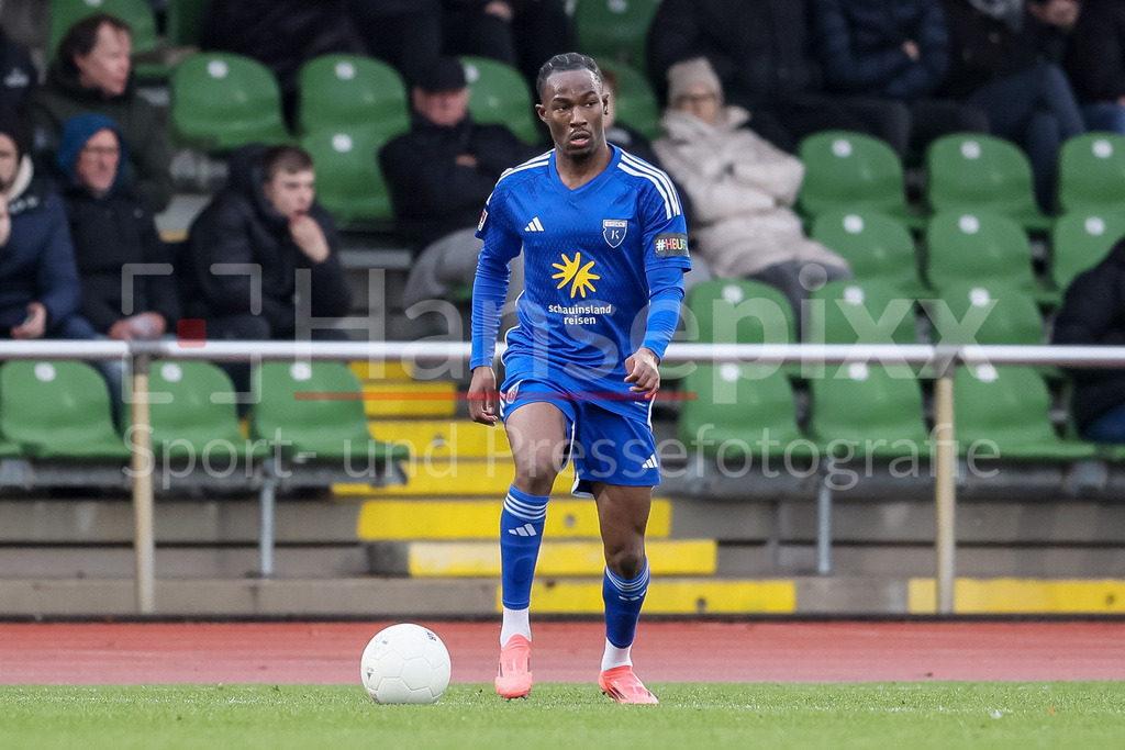 Fussball, Regionalliga Nord, SV Werder Bremen II - BSV Kickers Emden | v.li.: Michael Igwe (Kickers Emden, 12) am Ball, Freisteller, Einzelbild, Ganzkörper, Aktion, Action, Spielszene