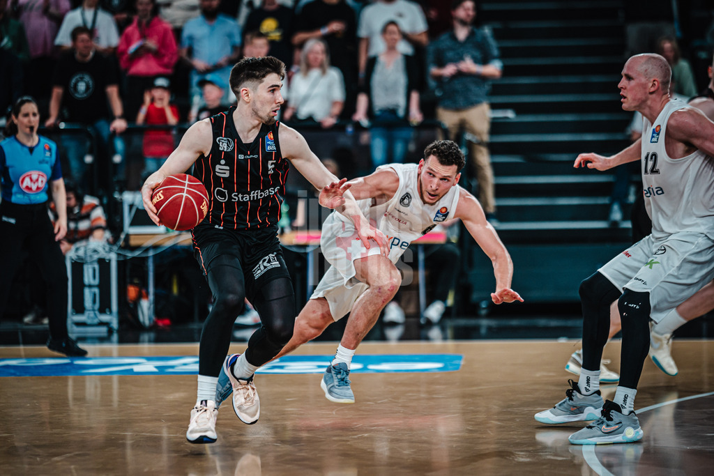 Basketball | Männer | Saison 2023/2024 | easyCredit Basketball Bundesliga | 32. Spieltag | Veolia Towers Hamburg vs. NINERS Chemnitz | 04.05.2024 | Wesley van Beck (#5, NINERS Chemnitz) schüttelt Brae Ivey (#8, Veolia Towers Hamburg) ab