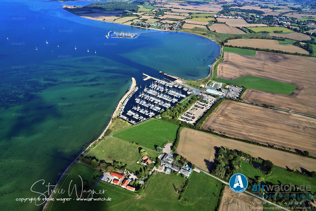 Luftbild Gelting Mole - Der Stellplatz liegt an einer Marina und am Meer | Er bietet 31 Stellplätze für Wohnmobile, die meisten mit Stromversorgung und Wasseranschluss. Der Stellplatz liegt an einer Marina und am Meer, bietet moderne und saubere Sanitäranlagen, Waschmaschinen und Trockner. Ein Fischrestaurant ist direkt am Platz ansässig. Die Bewertungen des Sporthafens sind überwiegend positiv. Die meisten Besucher loben die ruhige Lage, den Blick auf das Wasser und die Yachten, die moderne Infrastruktur und das freundliche Personal. Die Bewertungsskala liegt bei 4,5 von 5,0 Sternen, basierend auf 25 Bewertungen. Die Besucher empfehlen den Sporthafen für seine Lage, Infrastruktur und das Ambiente.