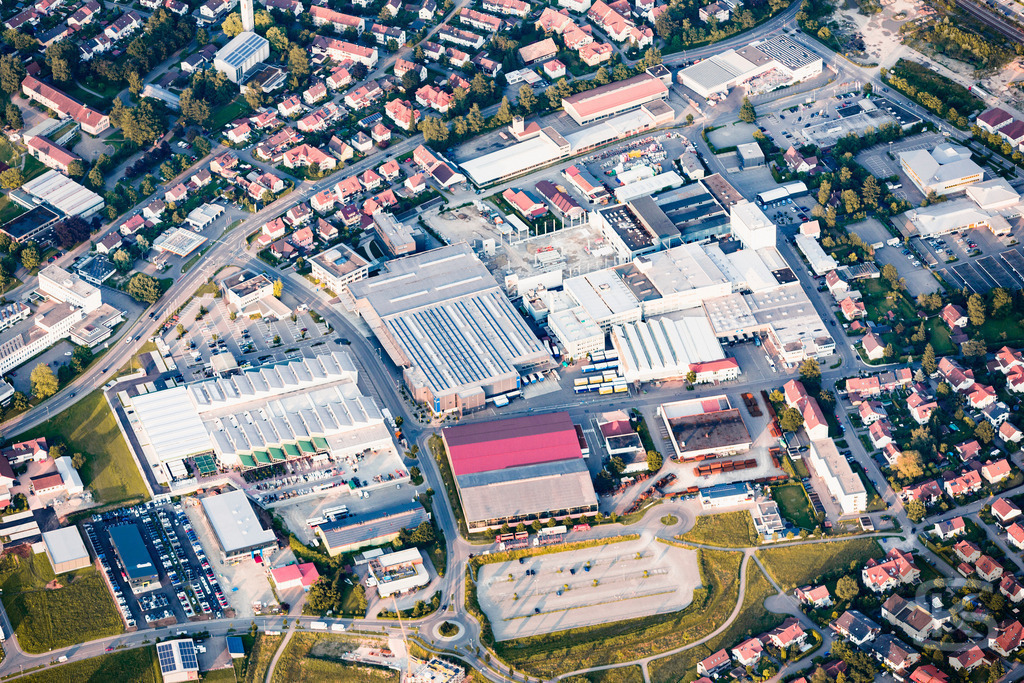 Luftaufnahme: Wohngebiet & Industriegebiet – Stadtansicht (Wangen im Allgäu) von oben | Hochauflösende Luftaufnahme, die ein florierendes Stadtzentrum mit gemischter Bebauung aus Wohn- und Gewerbegebieten zeigt. Einblick in die Stadtentwicklung. - Realisiert mit Pictrs.com