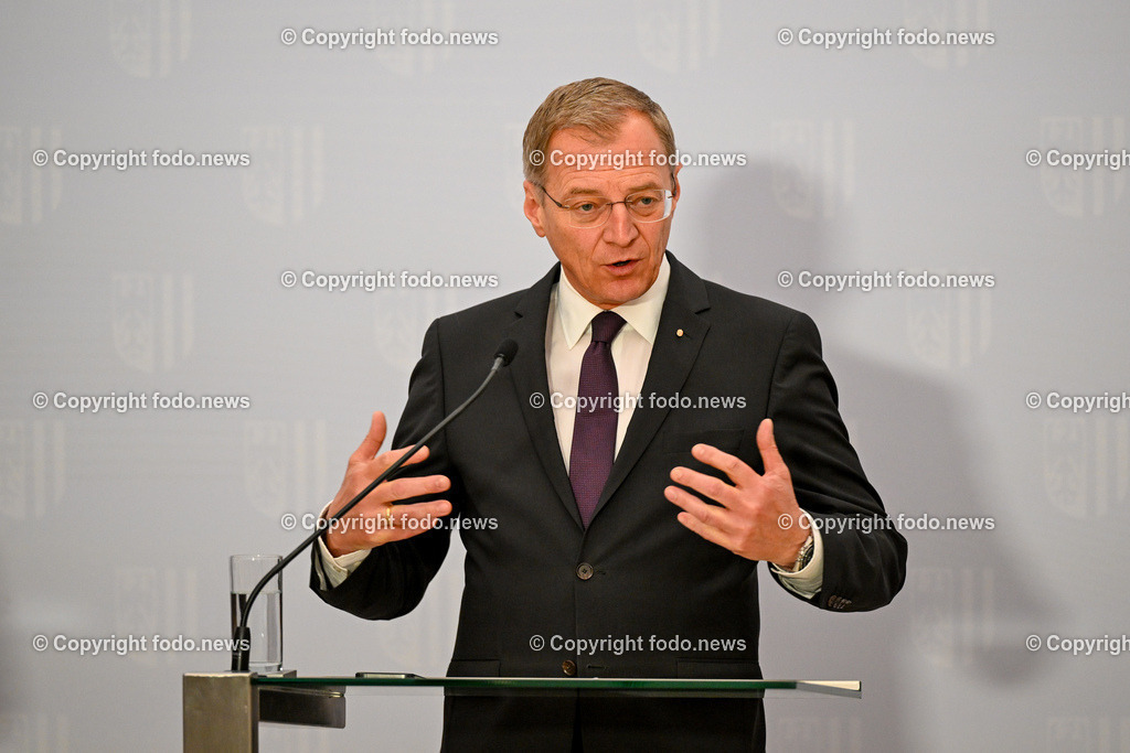 Pressekonferenz Land Ooe_ Gemeinsam geschafft - Maßnahmen zur Verbesserung fuer Mitarbeitende in den ooe. Spitaelern_ 10.04.2024-11 | 10.04.2024, Linz, AUT, Pressekonferenz Land Ooe, Gemeinsam geschafft - Maßnahmen zur Verbesserung fuer Mitarbeitende in den ooe. Spitaelern, im Bild LH Thomas Stelzer (VP, Landeshauptmann Ooe)