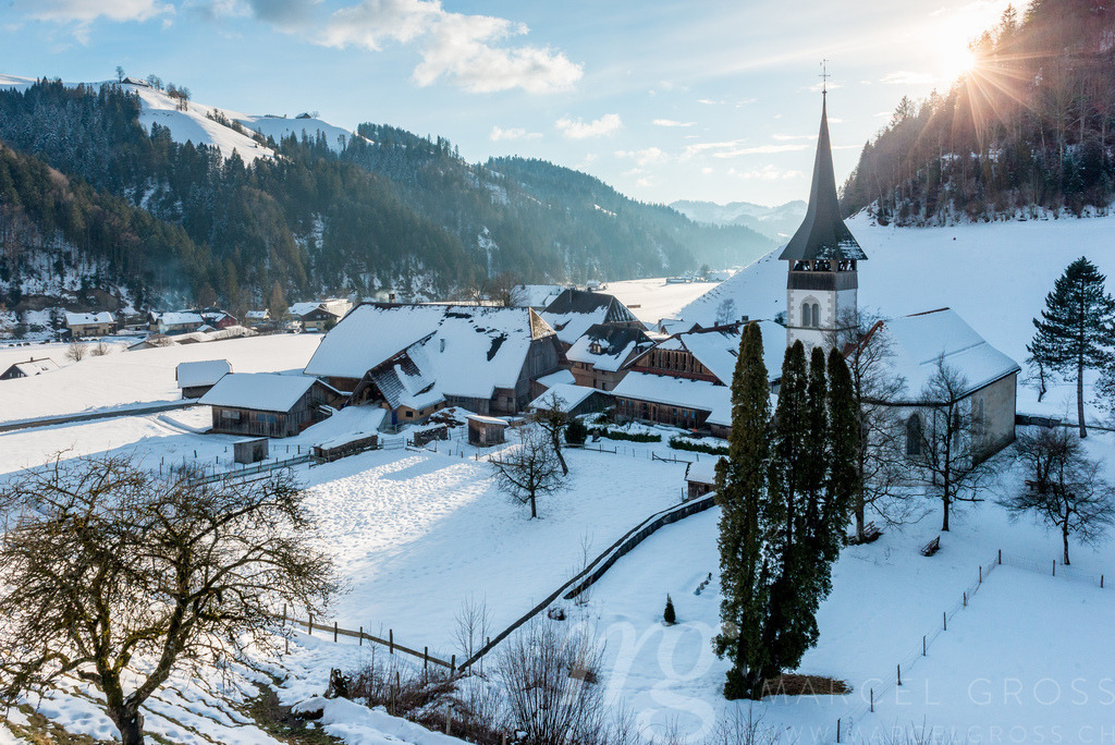 Winter in Trub Dorf im tiefverschneiten Emmental | Die ideale Geschenkidee für Naturliebhaber. Naturbilder von Marcel Gross Photography für ihr Zuhause in den verschiedensten Formaten und Materialien. - Realisiert mit Pictrs.com
