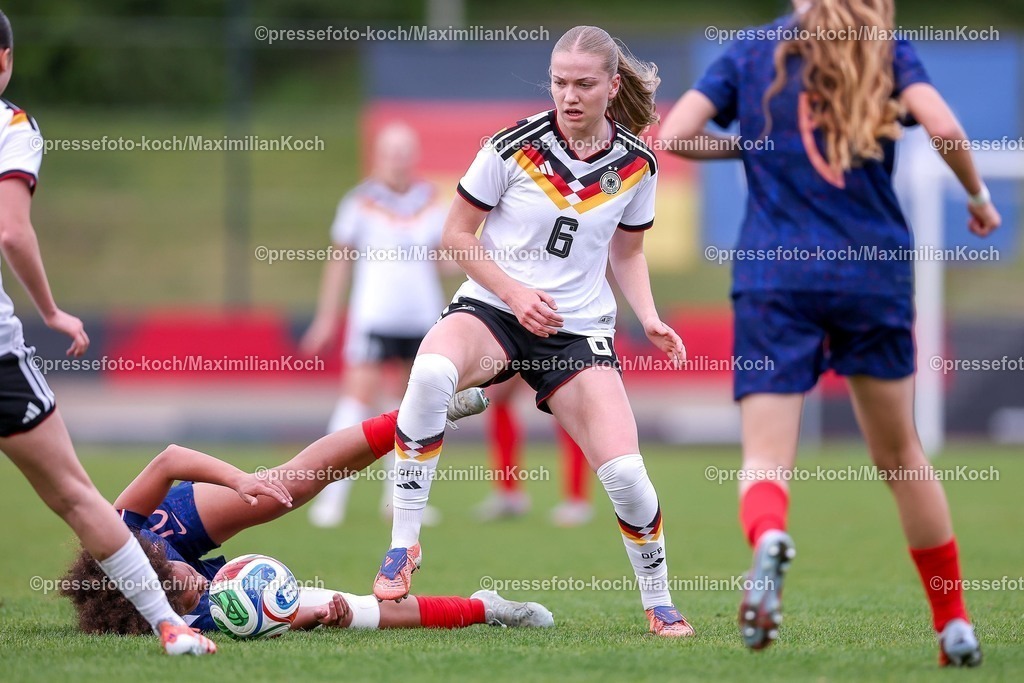 DFB16042601021 | 16.04.2026, Essen, Fußball, UEFA Womens UNDER 19 Championship qualification, Germany - France, Stadion Uhlenkrug, Saison 2025 / 2026: Marie Gmeineder (Deutschland U19 #06) im Zweikampf gegen  Ornella Graziani (Frankreich U19 #10)  DFB regulations prohibit any use of photographs as image sequences and or quasi-video.