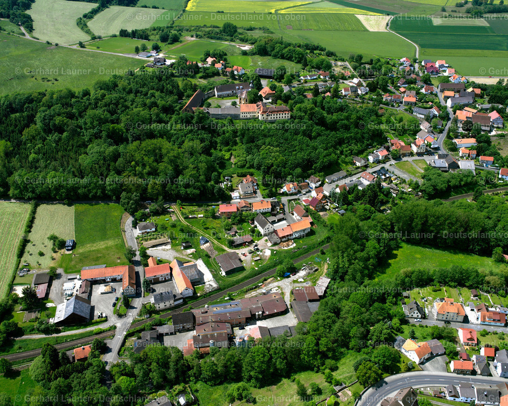 2614087 | ALTENBURG 09.06.2006 Wald- Gebiete und Forstflächen umsäumen das Siedlungsgebiet des Dorfes in Altenburg im Bundesland Hessen, Deutschland // Village - view on the edge of forested areas in Altenburg in the state Hesse, Germany Foto: Gerhard Launer