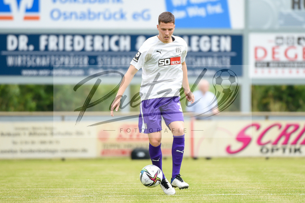 BSBOSN_20210626_0035 | Fussball, Herren: Luis Sprekelmeyer (VfL Osnabrueck) in Aktion, am Ball, Einzelaktion beim Testspiel zwischen TuS Bersenbrueck und VfL Osnabrueck im Hasestadion am 26.06.2021 in Bersenbrueck, Deutschland. - Realisiert mit Pictrs.com