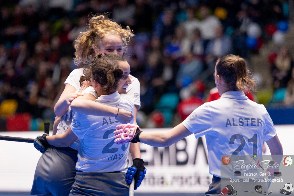 Volvo E.R.B. Final 4 Halbfinale Frauen: Der Club an der Alster - Berlienr HC, 25.01.2025 | Antonia Bludau (Der Club an der Alster #13) & Katharina Haid (Der Club an der Alster #26) & Marie Charlotte Jeltsch (Der Club an der Alster #21), Der Club an der Alster - Berliner HC, Frankfurt, Süwag Arena, 25.1.2025 - Realisiert mit Pictrs.com