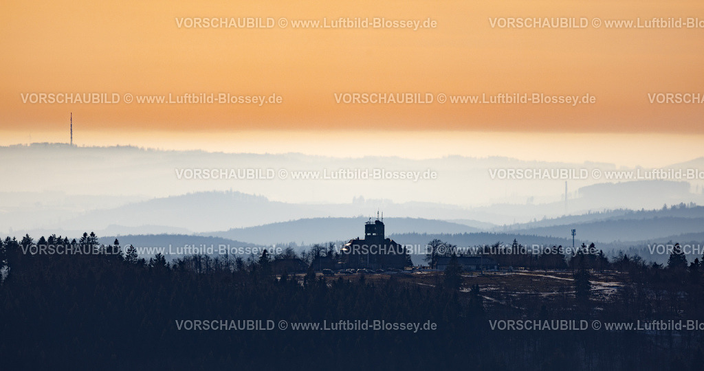 Winterberg260104980 | Luftbild, Bergkuppe mit Gipfelturm Kahler Asten in winterlicher Landschaft mit nebeliger Fernsicht, Aussichtsturm mit Wetterstation und Hotel mit Restaurant, Winterberg, Sauerland, Nordrhein-Westfalen, Deutschland