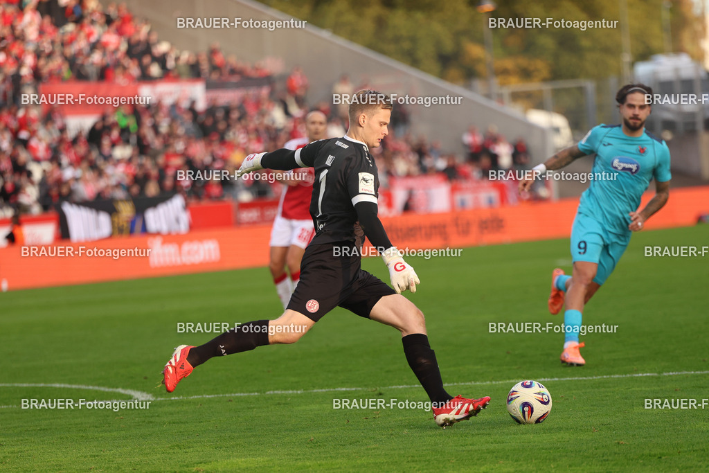 Rot-Weiss Essen - Viktoria Köln - 3.Liga | Essen, Deutschland, 18.10.2025 Jakob Golz  (Rot-Weiss Essen) Einzelaktion während des 3.Liga Spiels zwischen Rot-Weiss Essen- Viktoria Köln im Stadion an der Hafenstraße am 01.08.2025 in Essen. (Foto von Timo Bluhmki-Schmidt/ Brauer Fotoagentur