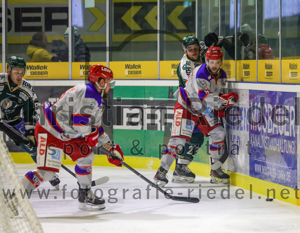 2026-02-15_031_TSV_Erding_gegen_EC_Peiting | Erding, Deutschland, 15.02.2026:Eishockey, Oberliga Süd 2025 / 2026, 47. Spieltag, TSV Erding gegen EC Peiting, Endergebnis: 4:5Maximilian Forster (Erding Gladiators, #81), Grady Hobbs (Erding Gladiators, #22)Foto: Christian Riedel / fotografie-riedel.net