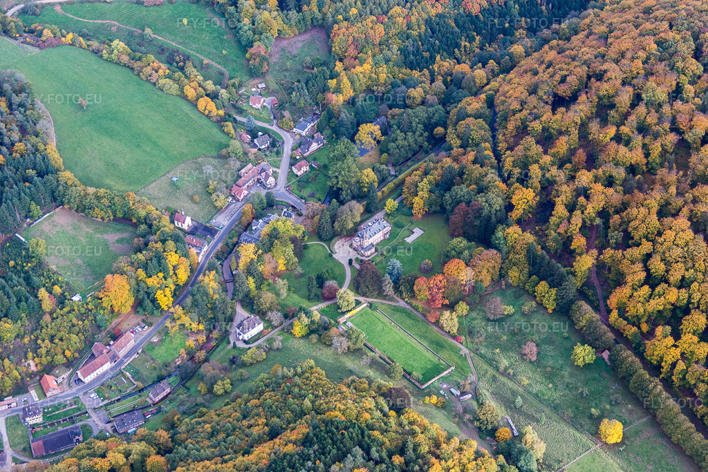 Vue aérienne: Le complexe hôtelier Domaine Jaegerthal est situé dans une vallée verdoyante du district de Jaegerthal. à Windstein dans le département Bas Rhin, France – .Photo: IMG_084702.jpg prise le 23/10/2015 par Werner Riehm/FLY-FOTO.eu – Résolution de l'original: 5472 x 3648 px