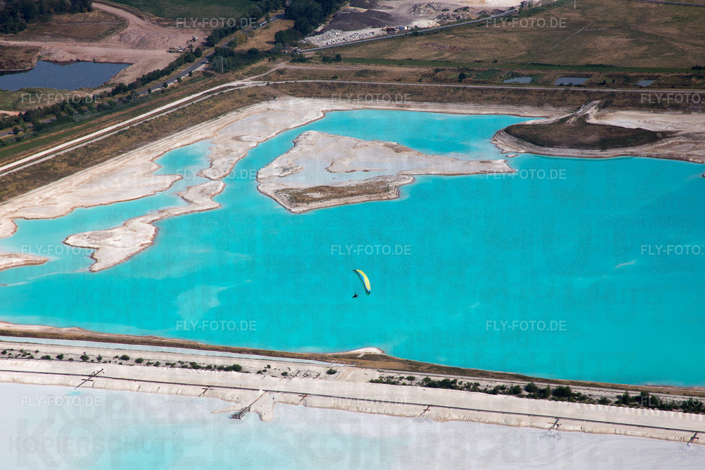 Braun - weiße Salinen Felder zur Salzgewinnung | Luftbild: Braun - weiße Salinen Felder zur Salzgewinnung in Rosières-aux-Salines im Bundesland Meurthe-et-Moselle in Frankreich. Foto: IMG_083147.jpg vom 11.07.2015 durch Werner Riehm/FLY-FOTO.de - Realisiert mit Pictrs.com