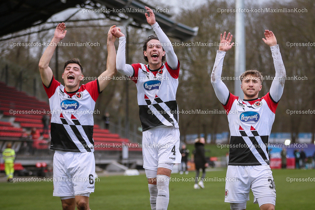 Koe3Liga24022401070 | 24.02.2024, Köln, Fußball, bwin 3. Liga Herren, Sportpark Höhenberg, 27. Spieltag, Saison 2023 2024, FC Viktoria Köln – SV Sandhausen: Abschlussjubel nach dem 2:1 Sieg in Köln. Die Kölner Mannschaft feiert den Erfolg. Stefano Russo (Viktoria Köln), Jeremias Lorch (Viktoria Köln), Luca Marseiler (Viktoria Köln) jubelnd
DFB regulations prohibit any use of photographs as image sequences and or quasi-video.