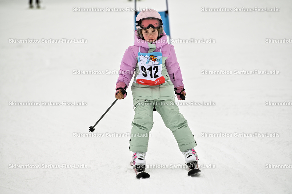 SRF_20.02.2026_1200 | Skirennfotos,Serfaus,Fiss,Ladis,Kinderskirennen,Winter,Tirol,Oberland,skirace,SFL,feelfree,weil wir's genießen,ski,Ski,skifahren,Sonnenplateau, - Realisiert mit Pictrs.com