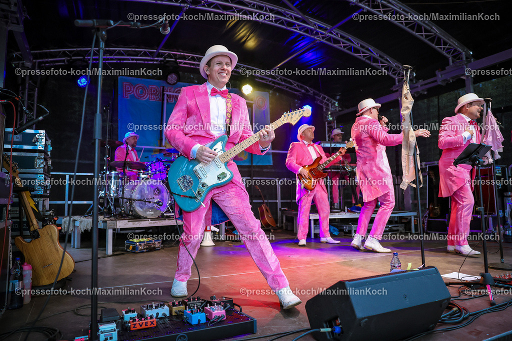 Due22062488006 | 22.06.2024, Düsseldorf, Konzert Porno Al Forno, HEUKING Mittsommer-Renntag - Die düsseldorfer Pop-Band performt bei ihrem Konzert auf der Rennbahn Grafenberg und begeistert die zahlreichen Fans