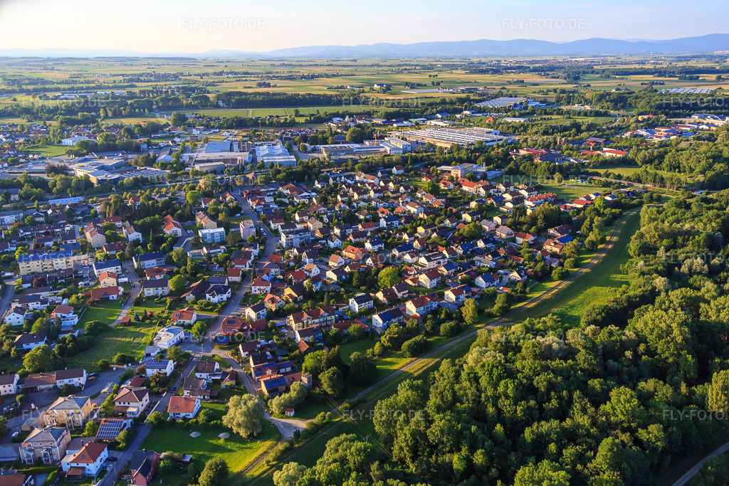 Luftbild: Baderallee in Landau an der Isar im Bundesland Bayern in Deutschland. Foto: IMG_090338.jpg vom 01.07.2016 durch Werner Riehm/FLY-FOTO.de