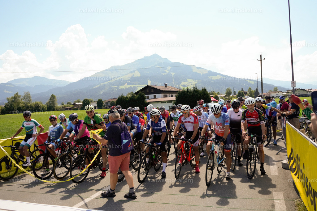 479_20230817_Bewerb_Maenner_Muehlanger | AUT - OESTERREICH, 2023-08-16: SPORT RENNRAD-FAHREN - 55. INTERNATIONALER RADWELTPOKAL IN ST. JOHANN IN TIROL  - Vintage-Radrennen mit WM-Bronze-Medaillen-Siegerin Christina Schweinberger, den Teilnehmer und Alexander Baumann (vom Orginastions-Team) - TAG 2 BEWERB MAENNER IN SECHS GRUPPEN  ; Foto: Roland Muehlanger