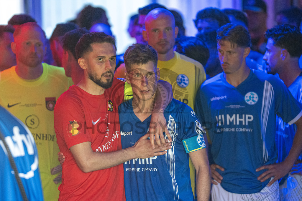 Stuttgarter Kickers vs. SG Sonnenhof Großaspach, Fussball, WFV-Pokal, Finale, 23.05.2026 | Nico Blank (Stuttgarter Kickers, #15) und Volkan Celiktas (SG Sonnenhof Großaspach, #05) nach Spielunterbrechung bevor die Partie fortgesetzt wird,Stuttgarter Kickers vs. SG Sonnenhof Großaspach, Fussball, WFV-Pokal, Finale, 23.05.2026