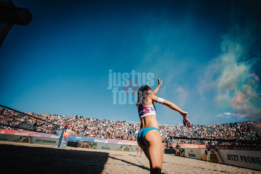 Beachvolleyball | Frauen | Finale |Deutsche Meisterschaften 2025 Timmendorfer Strand | 07.09.2025 | Sandra Ittlinger läuft in die Arena ein