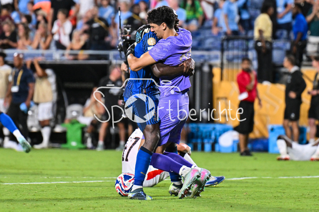 Manchester City - Al-Hilal SFC | Grenzenloser Jubel bei Al-Hilal nach dem Sieg in der Verlaengerung gegen ManCity / FIFA Club World Cup: Manchester City - Al-Hilal SFC, Camping World Stadium am 30.06.2025 / NOT FOR SALE IN USA / Yassine BOUNOU (Al-Hilal 37)