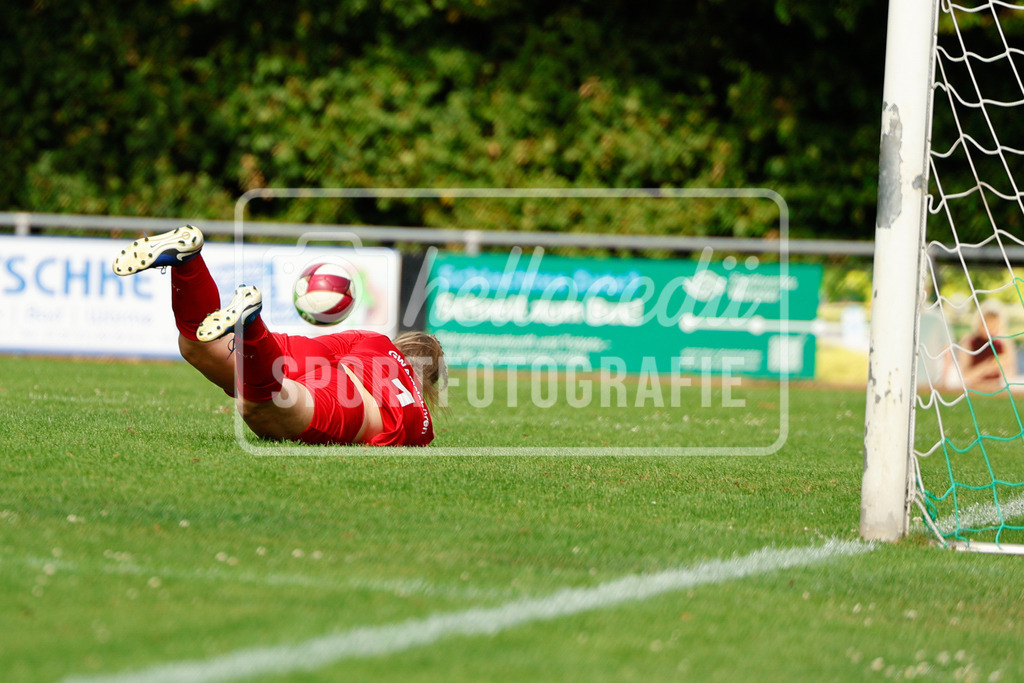Fußball I Frauen I Westfalenpokal 26-27 I DJK GW Amelsbüren - SSV Rhade  I 18700 | Melanie Ziegner (1, DJK GW Amelsbüren) hält den Ball. - Realisiert mit Pictrs.com