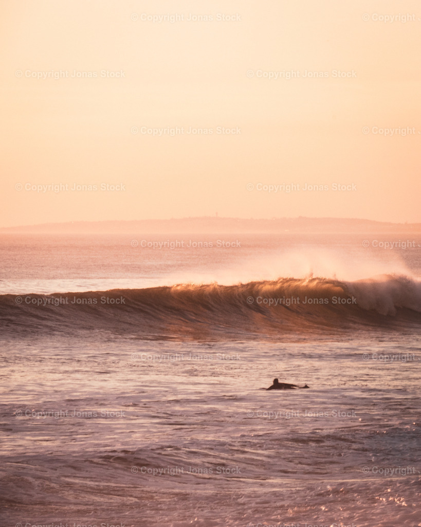 Sunset Session | Surfer making his way to the lineup for a sunset session.  - Realisiert mit Pictrs.com