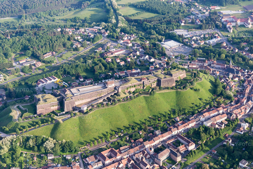 Vue aérienne: Citadelle de Bitche à Bitche dans le département Moselle, France. Photo: IMG_107233.jpg prise le 18/05/2018 par Werner Riehm/FLY-FOTO.euRésolution de l'original: 5472 x 3648 px
