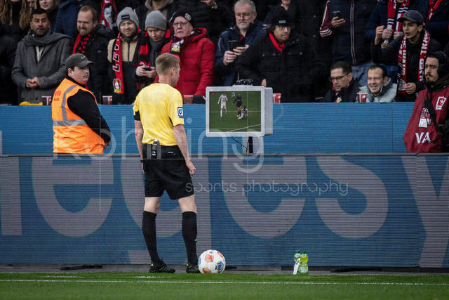 German Bundesliga, Bayer 04 Leverkusen vs. FC Bayern München, 14.03.2026 | LEVERKUSEN, GERMANY - MARCH 14:  referee Christian Dingert (Lebecksmuehle) is checking for a possible red card for Nicolas Jackson (FC Bayern Muenchen, 11) during the German Bundesliga match on gameday 26 between Bayer 04 Leverkusen vs. FC Bayern München at BayArena on March 14, 2026 in Leverkusen, Germany. DFL REGULATIONS PROHIBIT ANY USE OF PHOTOGRAPHS AS IMAGE SEQUENCES AND/OR QUASI-VIDEO.