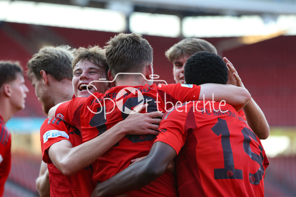 1. FC Nürnberg II - FC Bayern Amateure | Jubel nach dem Treffer zum 1-1 durch Timo Kern (FCB #10) / Treffer / Freude / Torschuezte