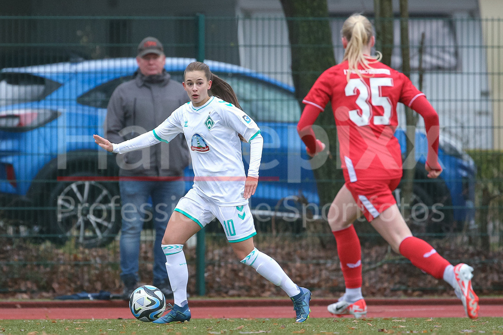 Fussball, Testspiel Frauen, SV Werder Bremen - FC Twente Enschede | v.li.: Tuana Mahmoud (geb. Keles, SV Werder Bremen, 10) am Ball, Einzelbild, Ganzkörper, Aktion, Action, Spielszene