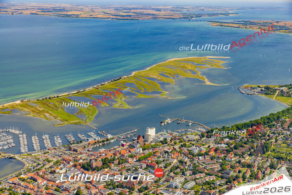 Luftaufnahme Hafen Heiligenhafen - Die Luftaufnahme wurde 2025 vom UL-Flugzeug heraus erstellt ( ohne Drohne ) - Hochauflösende Luftaufnahme - für professionelle Ausdrucke geeignet. Die Geschenkidee !Mit Lizenz und Bildrechte bestellbar