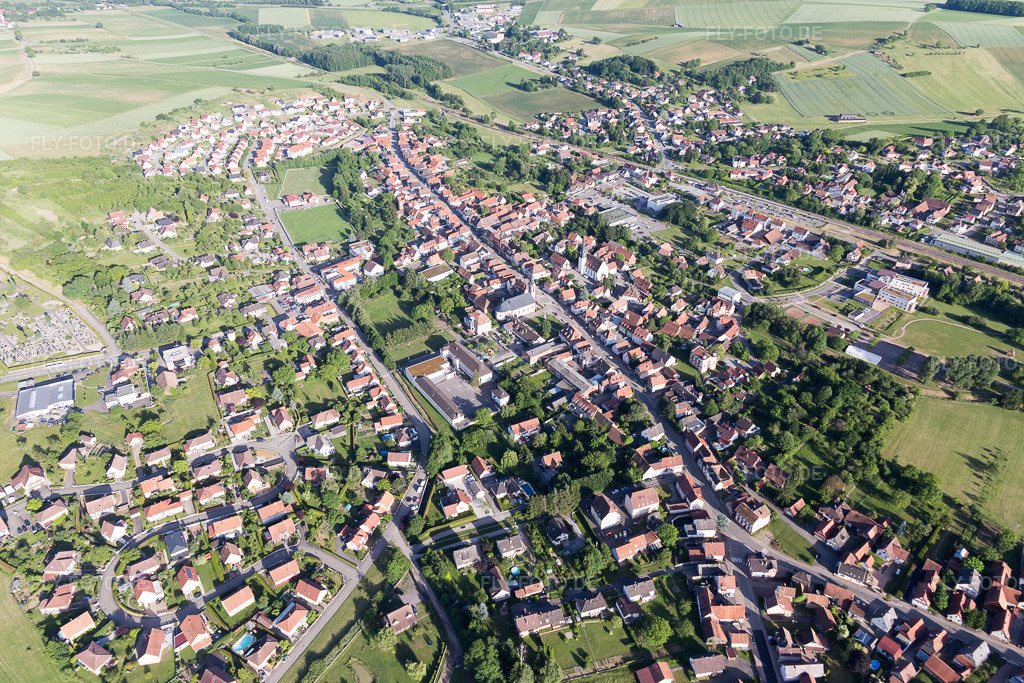 Luftbild: Ortsansicht in Soultz-sous-Forêts im Bundesland Bas-Rhin in Frankreich. Foto: IMG_100776.jpg vom 08.06.2017 durch Werner Riehm/FLY-FOTO.de