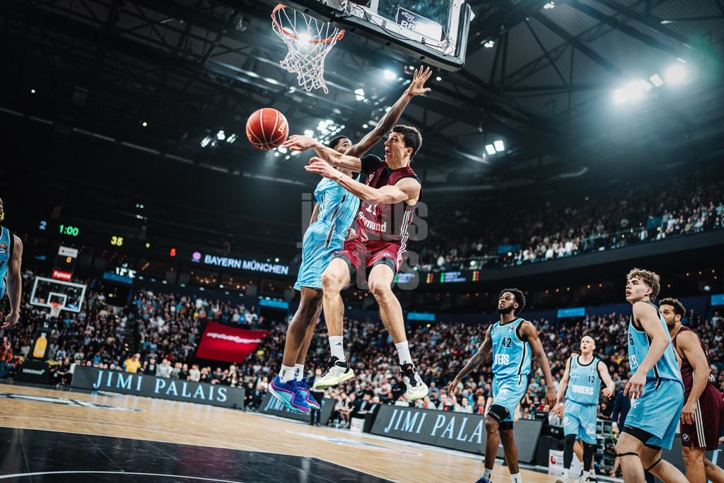 Basketball | Männer | Saison 2023/2024 | easyCredit Basketball Bundesliga | Veolia Towers Hamburg vs. FC Bayern München | 26.03.2024 | Vladimir Lucic (#11, FC Bayern Basketball) spielt einen Pass in der Luft