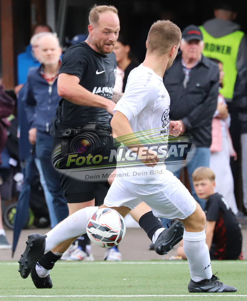 SC Bünde - BV 21 Stift-Quernheim | Auf dem Bild zu sehen: weiß SC Bünde: Dennis Grzesik ; schwarz BV 21 Stift-Quernheim: Francis-Bela Schöneberg SC Bünde, BV 21 Stift-Quernheim, Fistelmann Supercup, Hunnebrock, Deutschland  - Realisiert mit Pictrs.com